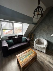 Woonkamer met zicht op de dijk