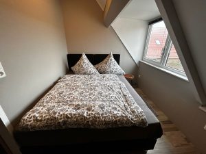 2e slaapkamer met zicht op de dijk