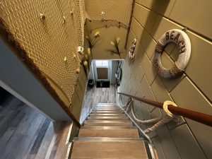 Trap naar woonkamer en slaapkamers